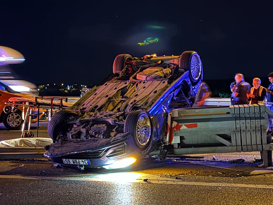 Minibüse Çarpan Otomobil Takla Atarak Bariyere Saplandı: 1 Ölü, 2 Yaralı