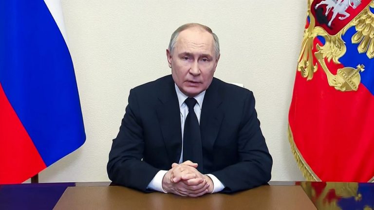 Putin: Teröristlerin arkasında olanları tespit edip cezalandıracağız