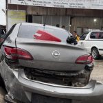 Düzce'de iş yerinin önünde mermerlere çarpan otomobilin sürücüsü yaralandı