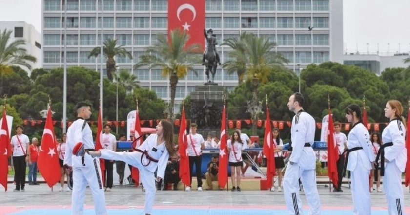 Cumhuriyet Meydanı'nda 19 Mayıs Coşkusu – Son Dakika Türkiye, Cumhuriyet Ege Haberleri