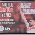 Nevşehir Belediye Başkanı Rasim Arı, bozkurt işareti yaptığı için 2 maç cezalı olan Merih Demiral'e şehrin dört bir yanına reklam panolarıyla destek verdi – GÜNDEM