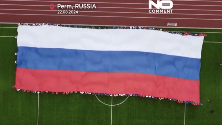 Video. Rusya'da Bayrak Günü büyük şehirlerde geçit törenleriyle kutlandı