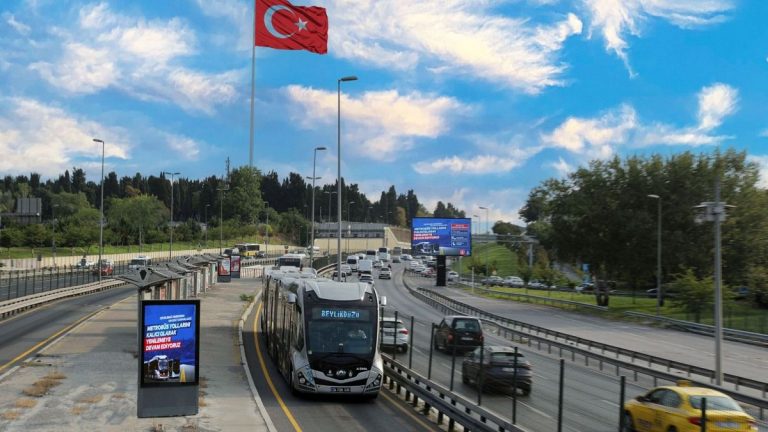 Küçükçekmece'de metrobüs kazası: 1 ölü, 45 yaralı