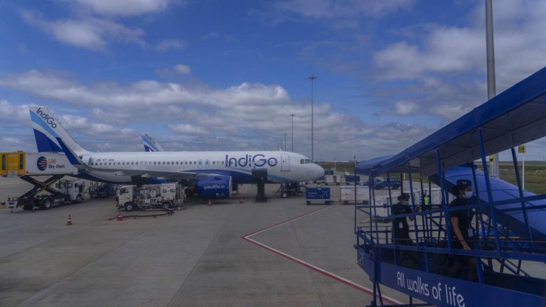 IndiGo Airlines pilot uygulaması: Kadınlara rezervasyonlarda erkeklerin yanına oturmama seçeneği sunuluyor