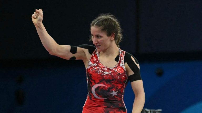 Milli güreşçi Zeynep Yetgil Paris 2024'te çeyrek finale yükseldi!