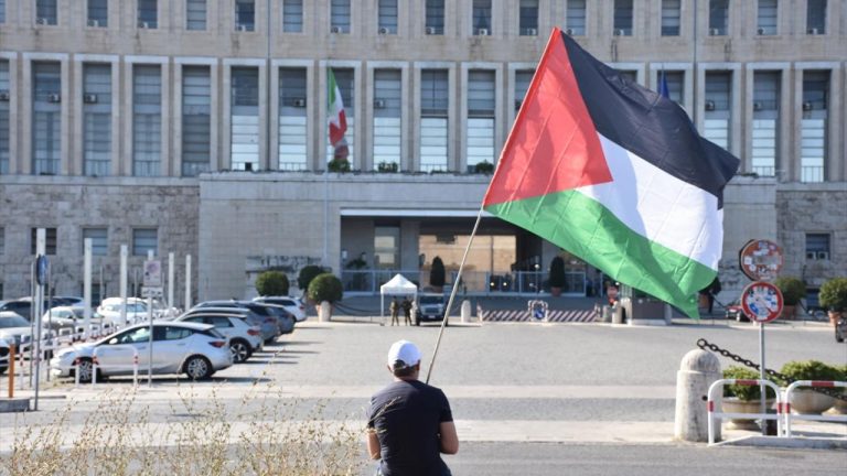 İtalyan muhalefeti hükümete ve AB’ye “İsrail’e silah ambargosu” uygulamaya ve “Filistin’i tanımaya” çağrıda bulunuyor