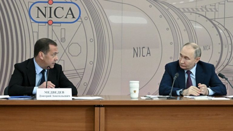 “3.” Ukrayna’nın ABD füzelerini kullandığı suçlamasının ardından Dmitri Medvedev tarafından. Dünya savaşıyla ilgili uyarı