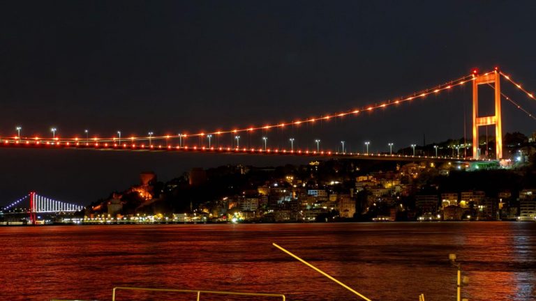 Lösemiye dikkat çekmek için İstanbul’un köprüleri ışıklandırıldı