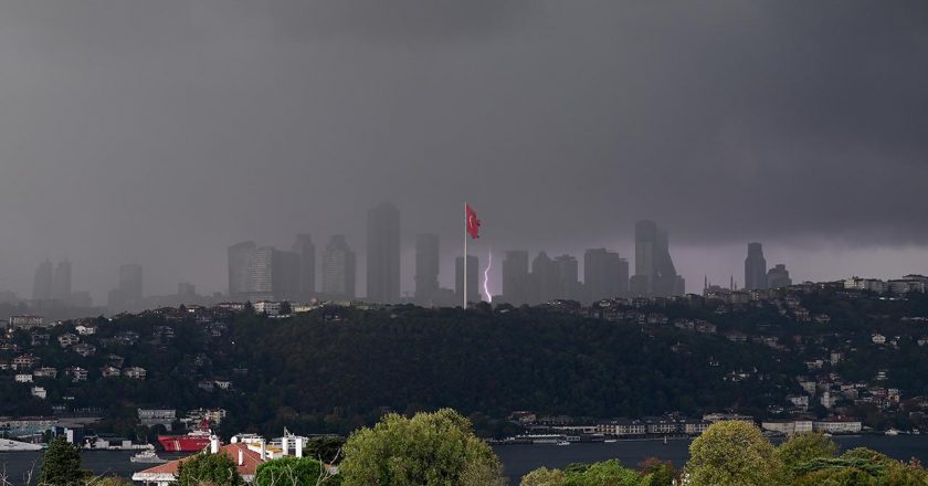 İstanbul için sağanak yağış ve fırtına uyarısı