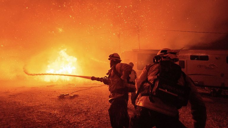 Yağış, Kaliforniya’daki yangınla mücadele ederken zehirli külün yere düşmesi riskini yaratıyor