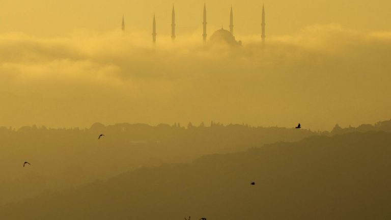 Vali: “Okul bahçeleri, spor salonları, deprem nedeniyle vatandaşların kullanımına açık camiler”