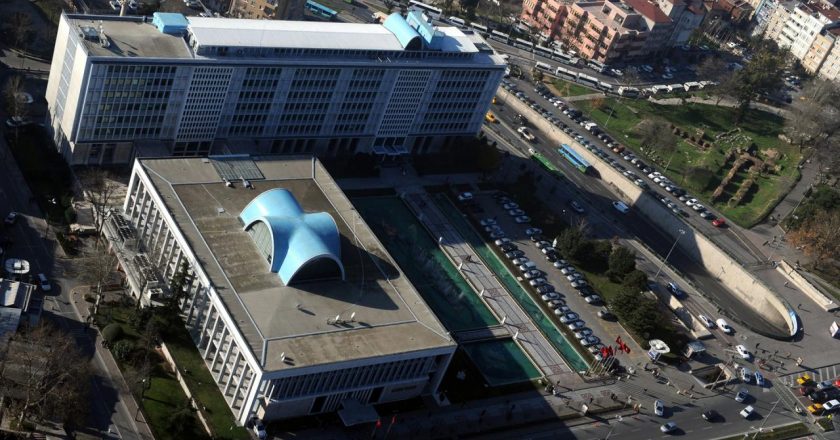 İnşaat lisansı için “1 villa, 4 daire istendi”