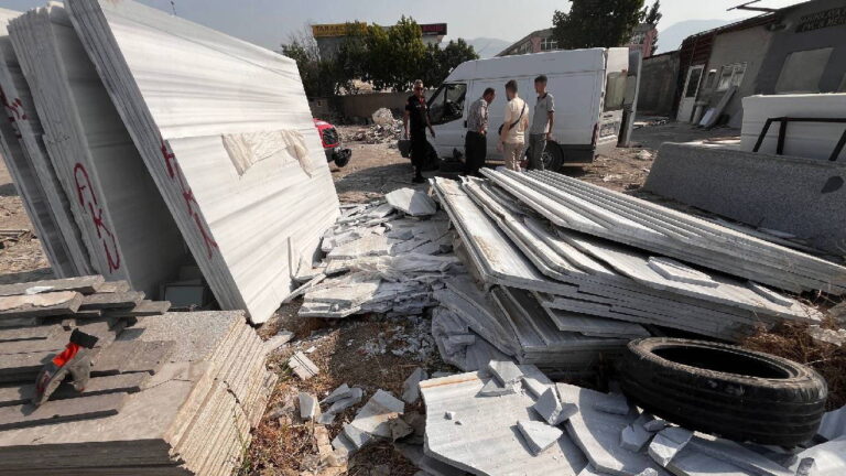 İş yerinde mermer bloklar devrildi: Yaralılar var! – Son Dakika Türkiye Haberleri
