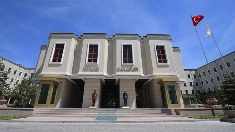 İçişleri Bakanlığı’ndan ‘Atatürk fotoğrafı’ açıklaması: ‘Amaç siyasi partilerin değil, Türk bayrağının kullanılmasıdır’ – Son Dakika Siyaset Haberleri