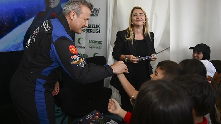 Astronot Gezeravci'den gençlere uyarı: Hayallerinizi önler