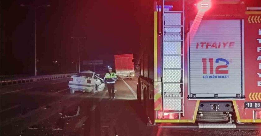 Balıkesir’de otomobil tıra arkadan çarptı; 1 ölü