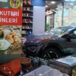 Gaz yerine fren yapan cip, şarküteriye daldı.