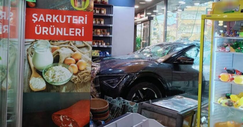 Gaz yerine fren yapan cip, şarküteriye daldı.