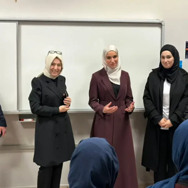 HTŞ Lideri Şara’nın Eşi Kadıköy Anadolu İmam Hatip Lisesi’ni Gezdi