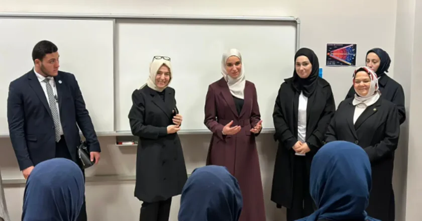 HTŞ Lideri Şara’nın Eşi Kadıköy Anadolu İmam Hatip Lisesi’ni Gezdi