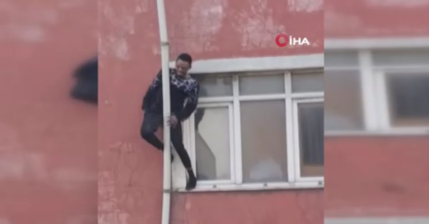 Sultangazi’deki Yangında Hayat Mücadelesi Görüntülendi