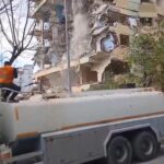 Bağcılar’da yıkım anında 8 katlı bina devrildi, izleyenler büyük tehlike atlattı.